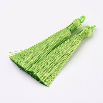 Silkig limegrön tofs med stor ögla, cirka 83–92 mm lång, visad frilagd mot ljus bakgrund.
