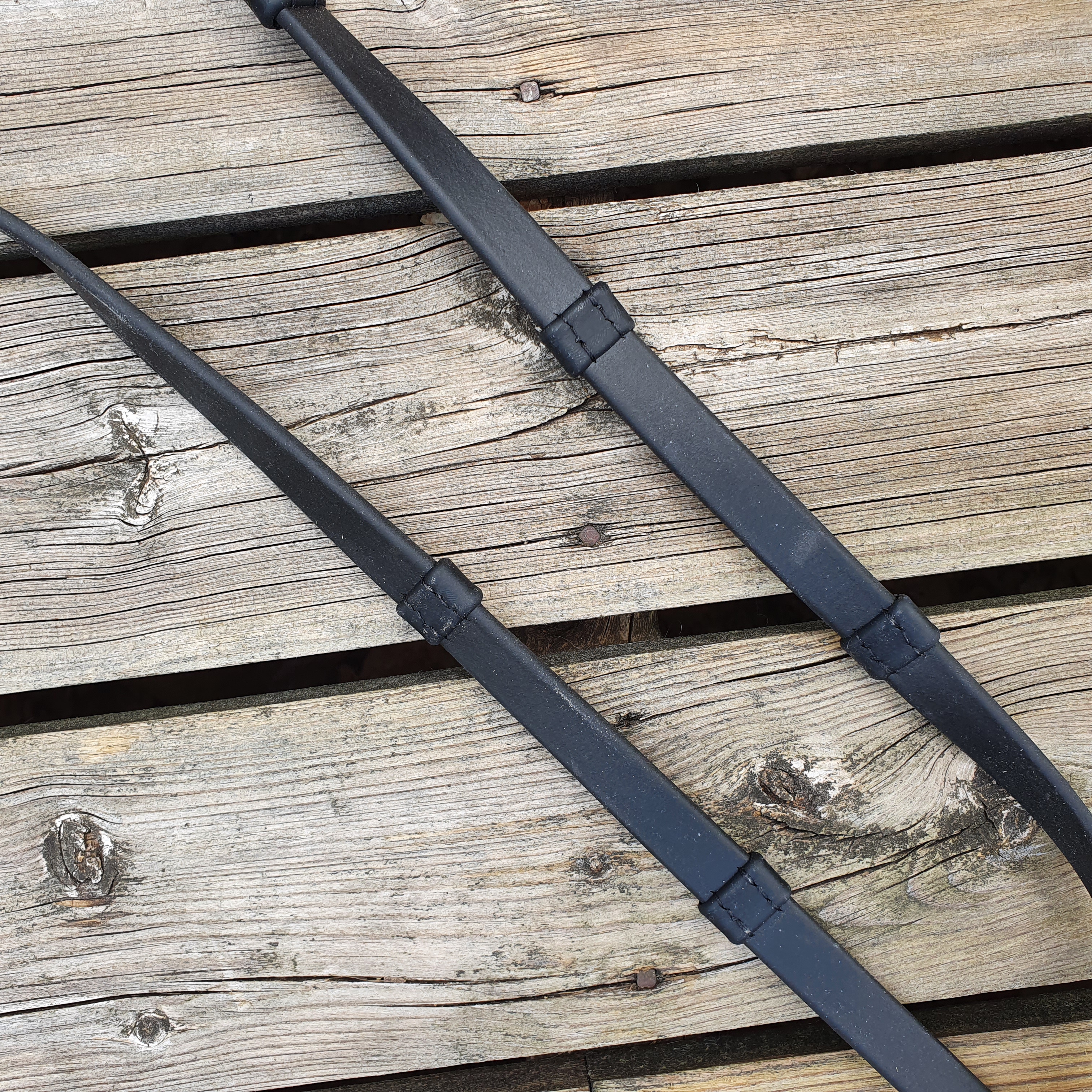  Nordic horse tyglar i biothane med stopp, iläder vid stenarna I lregnbågens färger, ej hakar. Längd 249 cm Bredd 15 mm - 3
