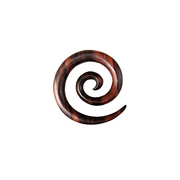 töjningssmycke i trä med spiralform och naturfärgat trä