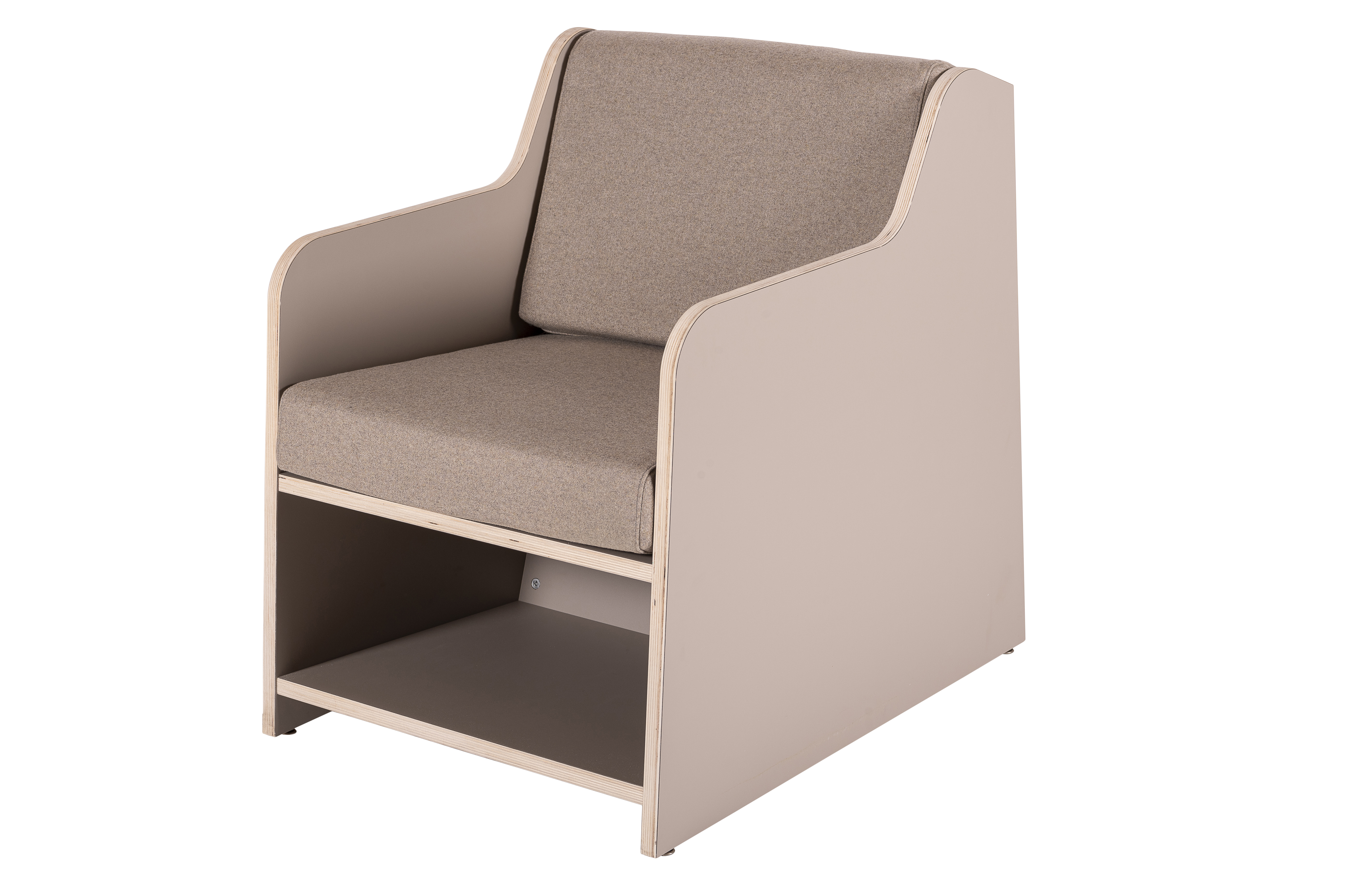 Smart Lounge Low – lav loungestol med myk stoppet sete og rygg, praktisk hylle under og et stilrent uttrykk i plywood med laminat, designet for behagelige pauser i bibliotek, skoler og offentlige miljøer.