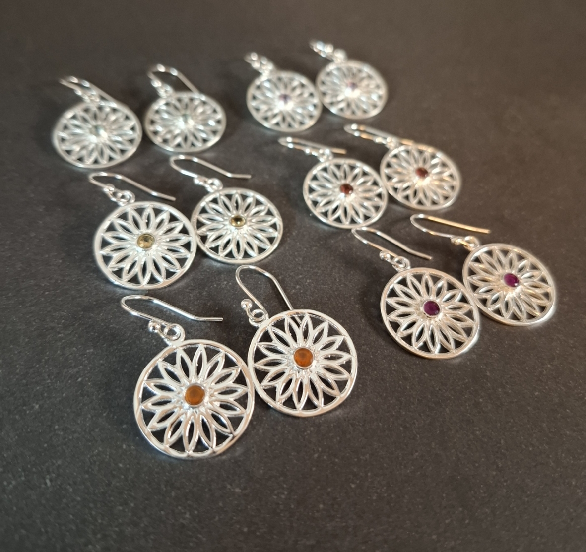 Blomma med sten - örhänge i silver