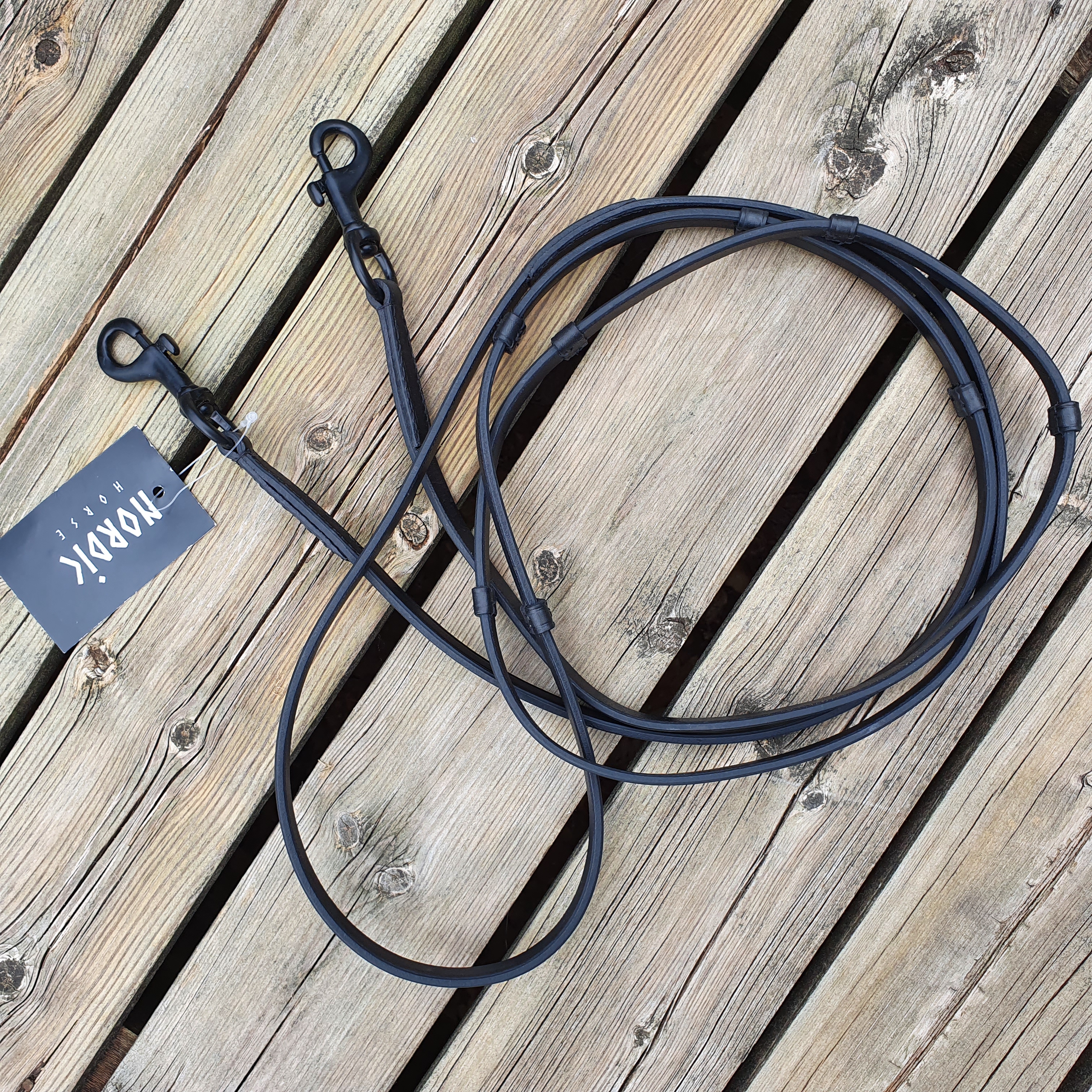 Nordic Horse Så läckra tyglar med stop i helsvart läder även hakar i svart. Snygga till svarta bett Bred 11 mm längd 258cm
