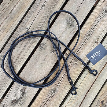 Nordic Horse Så läckra tyglar med stop i helsvart läder även hakar i svart. Snygga till svarta bett Bred 11 mm längd 258cm
