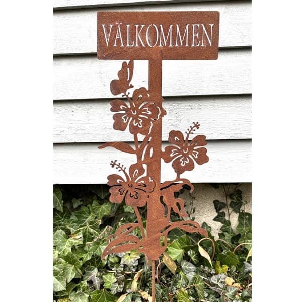Välkommen skylt med blommor i rost