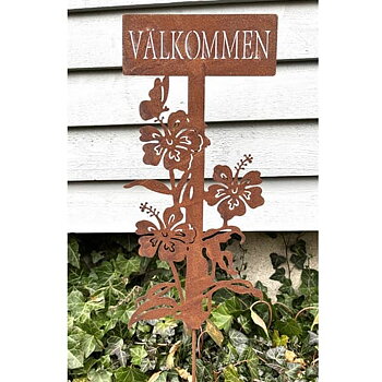 Välkommen skylt med blommor i rost