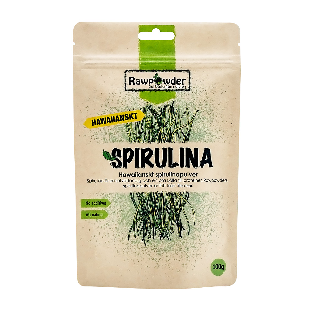 En ljusbrun stående förpackning i papper med texten Spirulina på. Snett över framsidan en gul banner med texten Hawaiiansk.