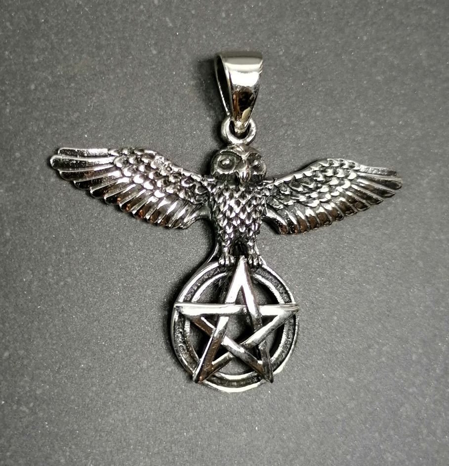 Flygande Uggla med Pentagram