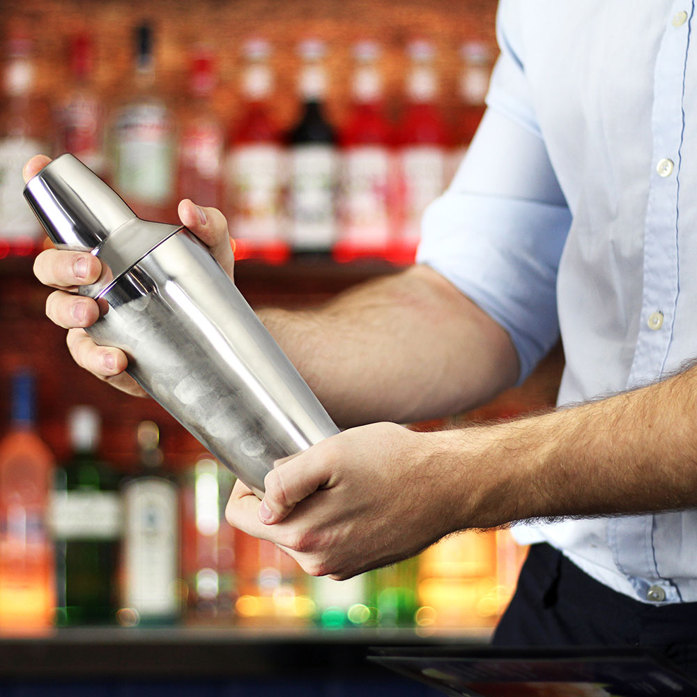 Drink skakas i en manhattan shaker