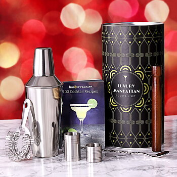 Manhattan shaker cocktail set uppställt för display