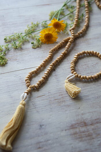 Ajlajk - Halsband med snäcka Honey