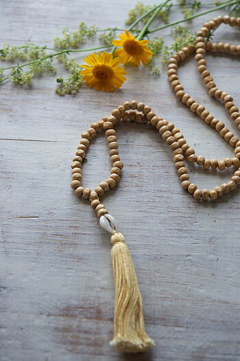 Ajlajk - Halsband med snäcka Honey