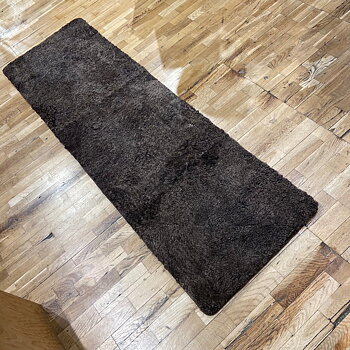 Yogamatta helt i fårskinn och med gummerad undersida!