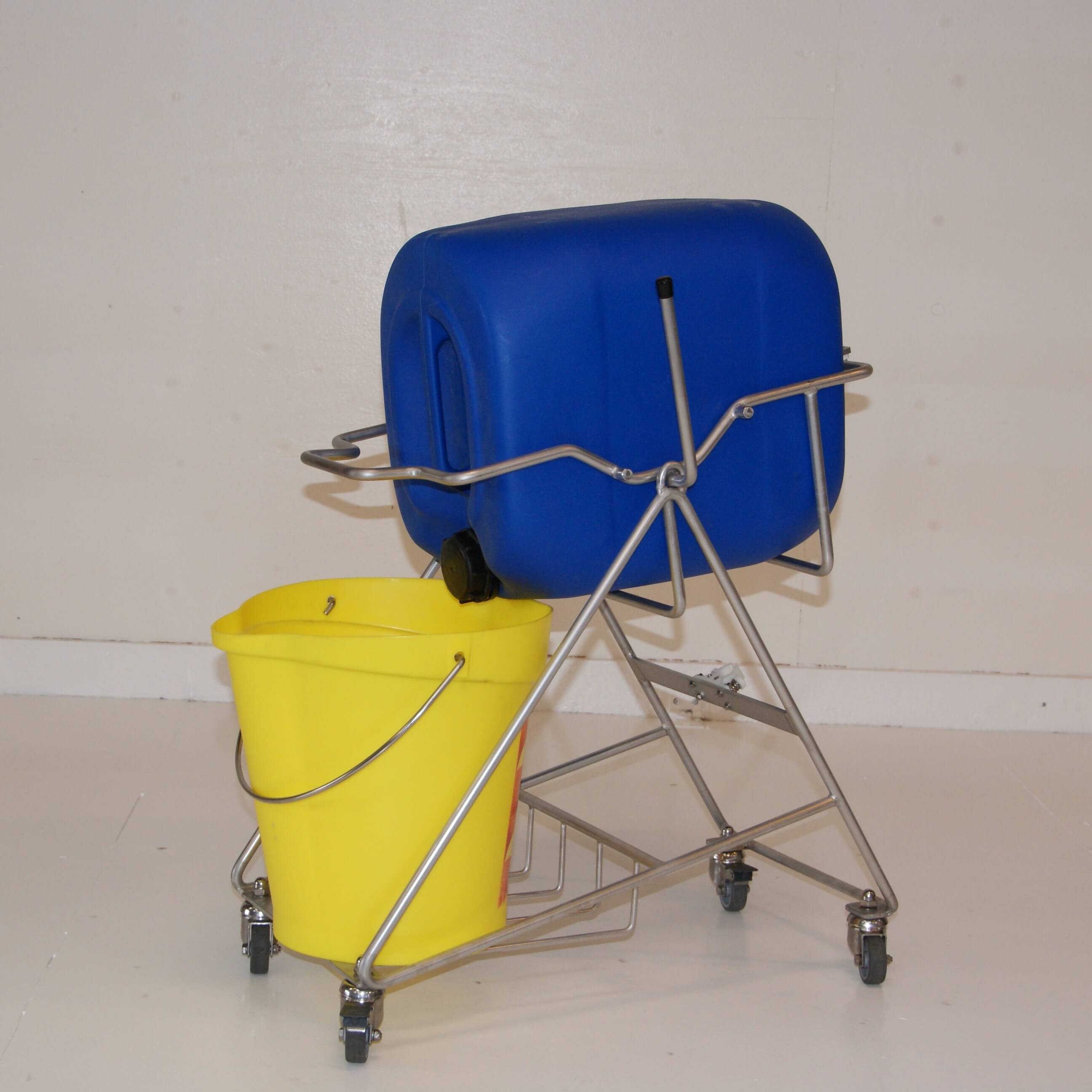 Dunkställ i vippmodell för att enkelt hälla innehåll från dunkar 20-25 liter. Golvmodell med hjul. Rostfritt utförande för livsmedelsindustrin.