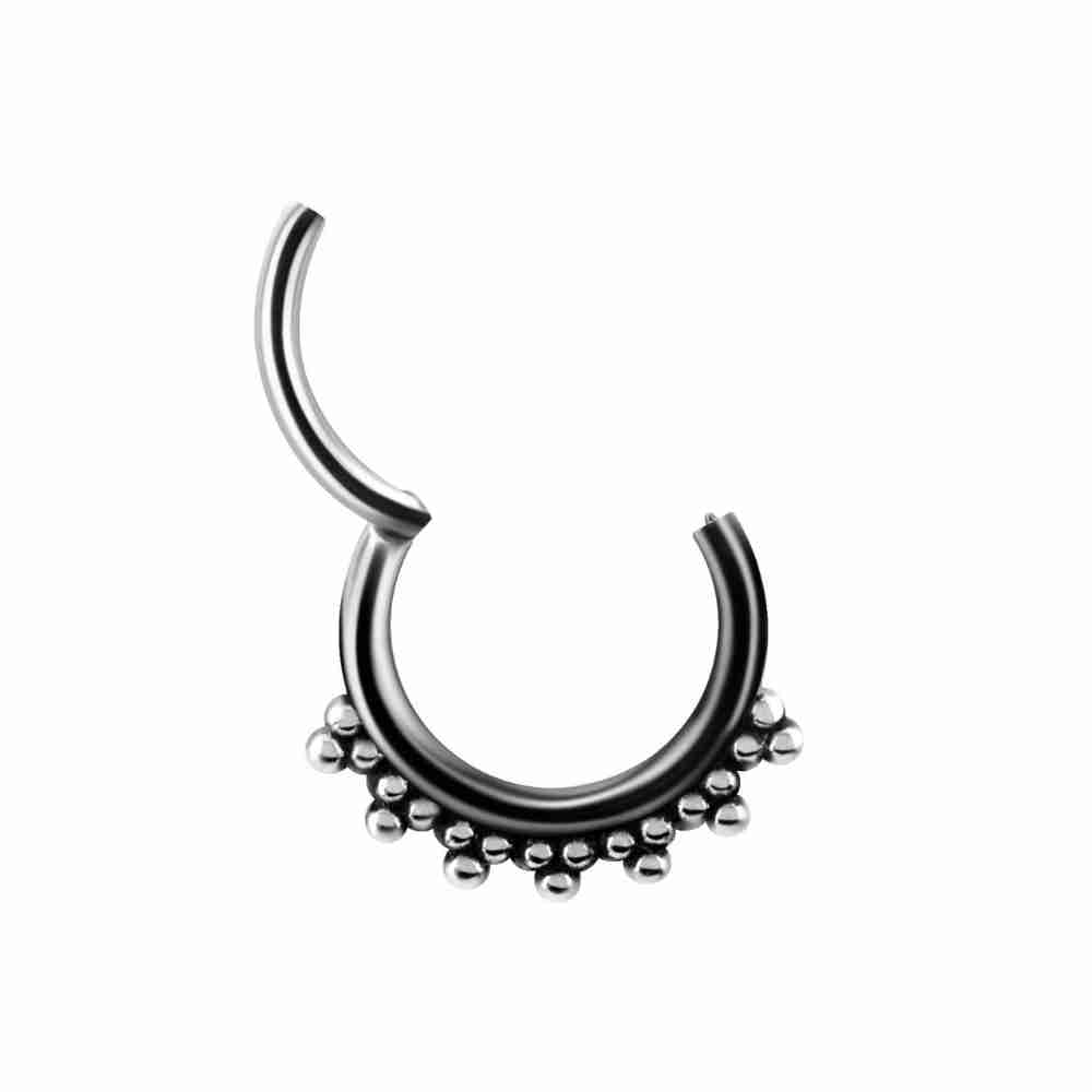 Öppningsbar clicker i kirurgiskt stål med vackert mönster. Fin till ex septum och smiley