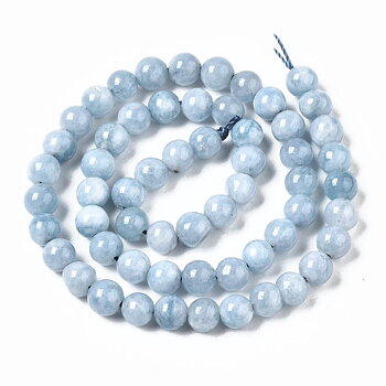 Blå kvarts 6 mm rund hel sträng, färgade runda stenpärlor med hål ca 1 mm, visade i spiralform på vit bakgrund.