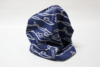 Beanie with knots as design