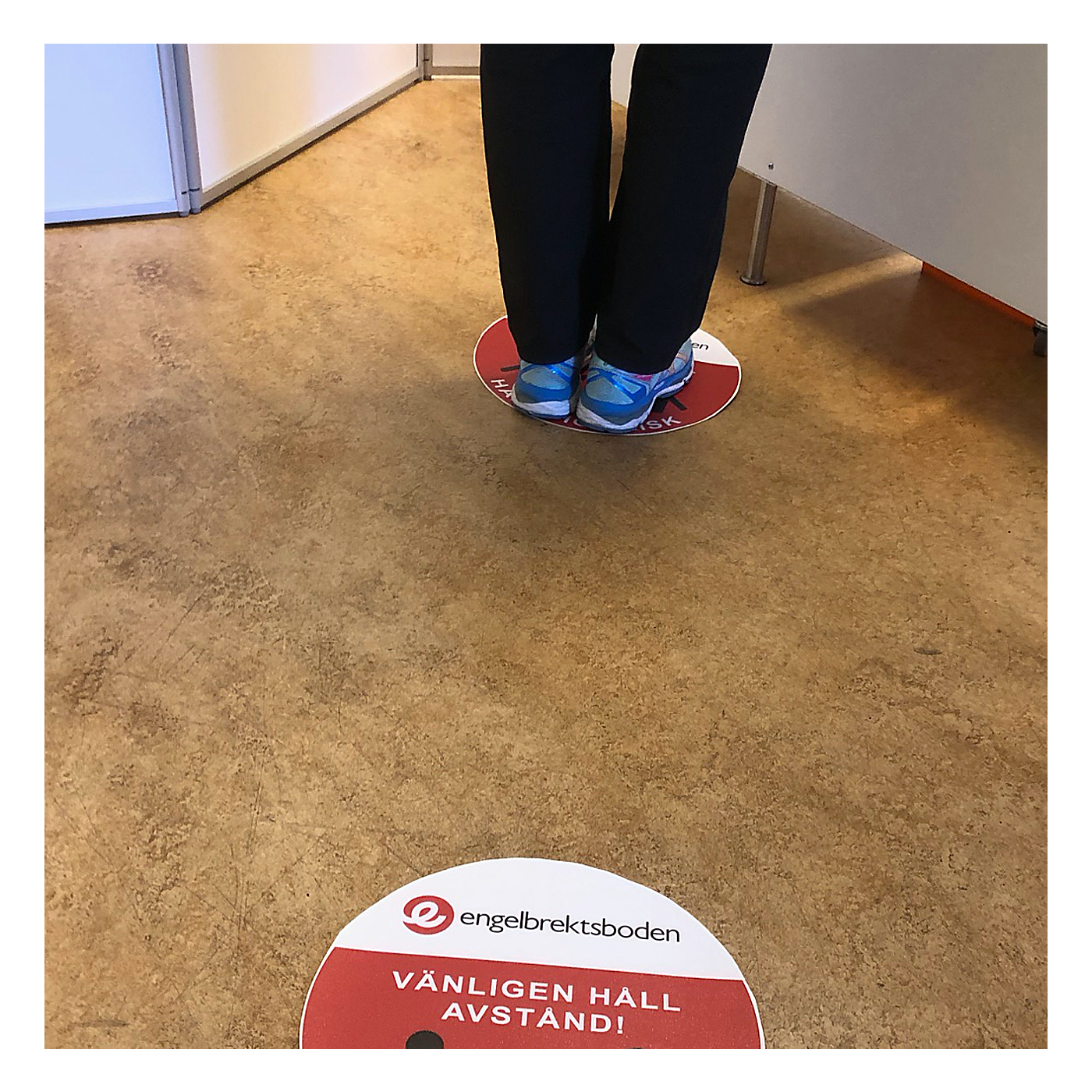 Golvdekaler Håll avstånd med logotyp - 2