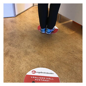 Golvdekaler Håll avstånd med logotyp