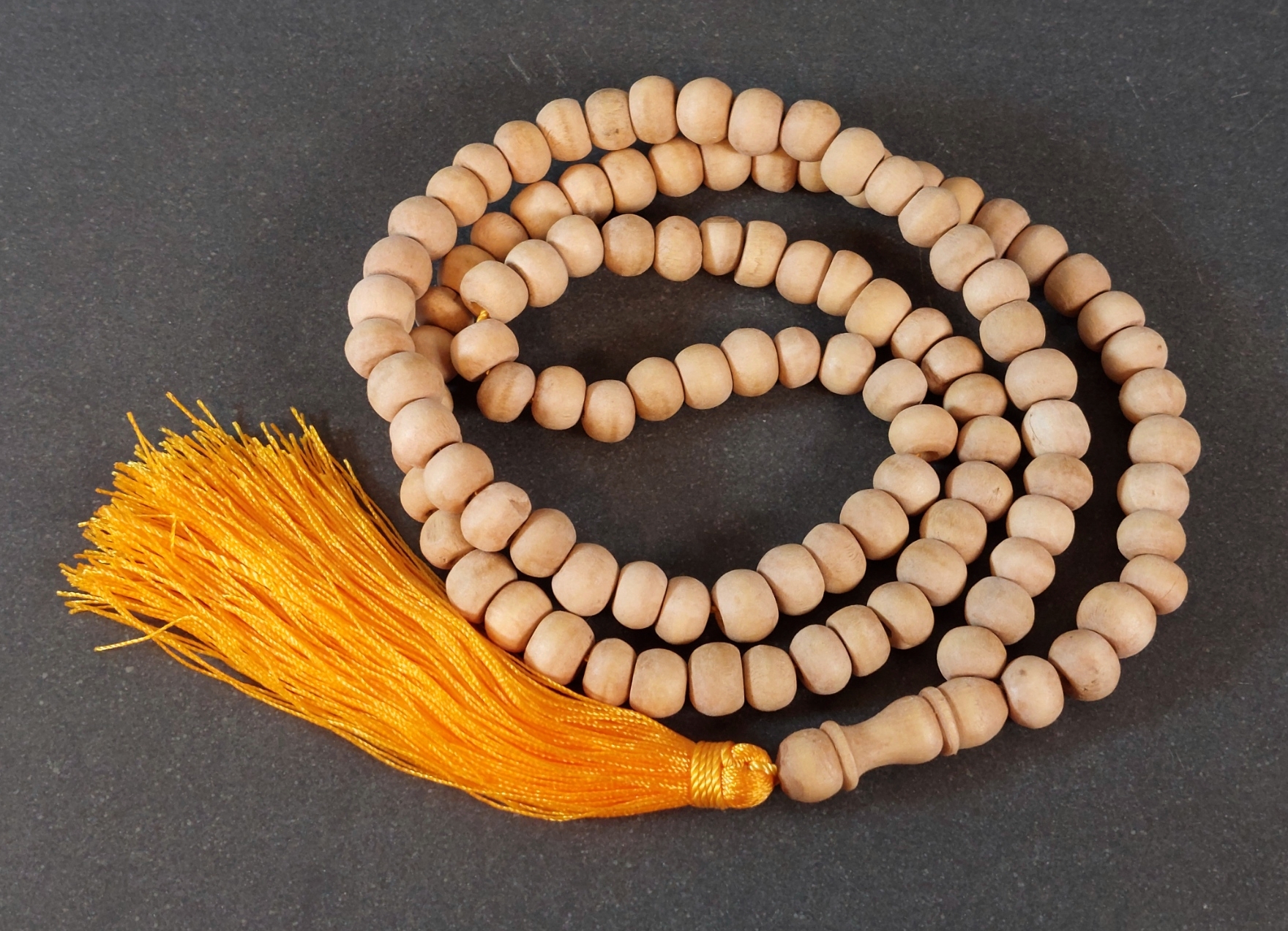 Buddist Mala Halsband  - Ljusa Trä Pärlor med Saffran Färgad tofs