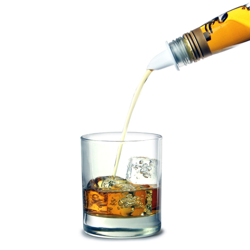 Free flow droppkork vit häller whisky över is i glas