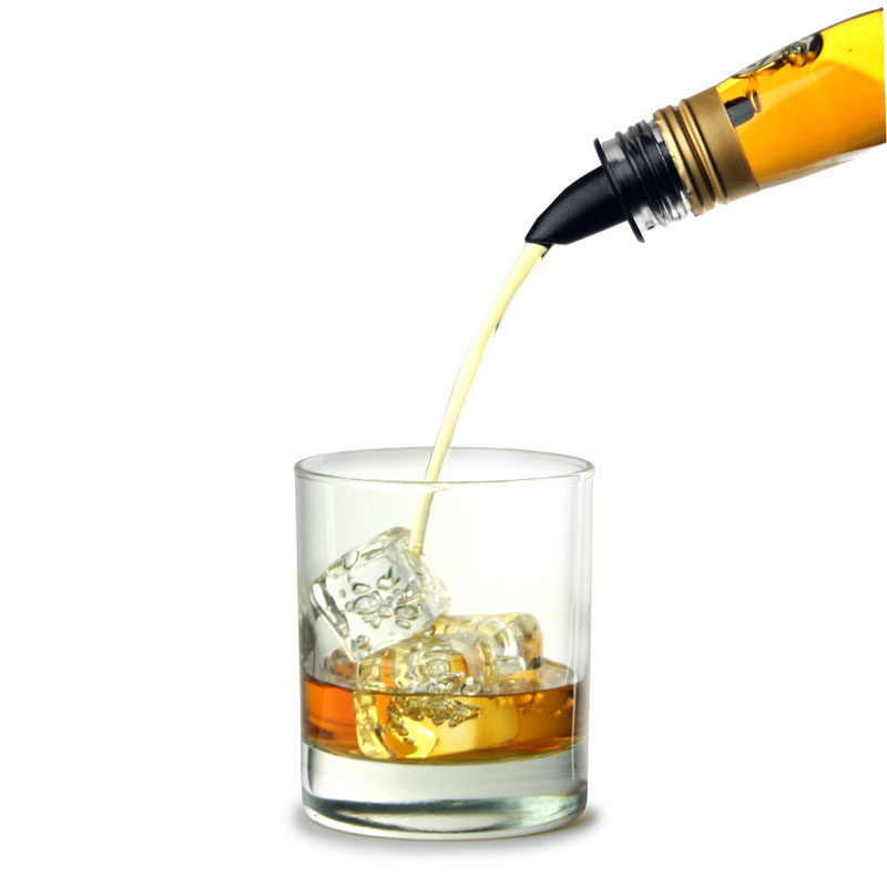 Free Flow Droppkork svart häller whisky över is i glas