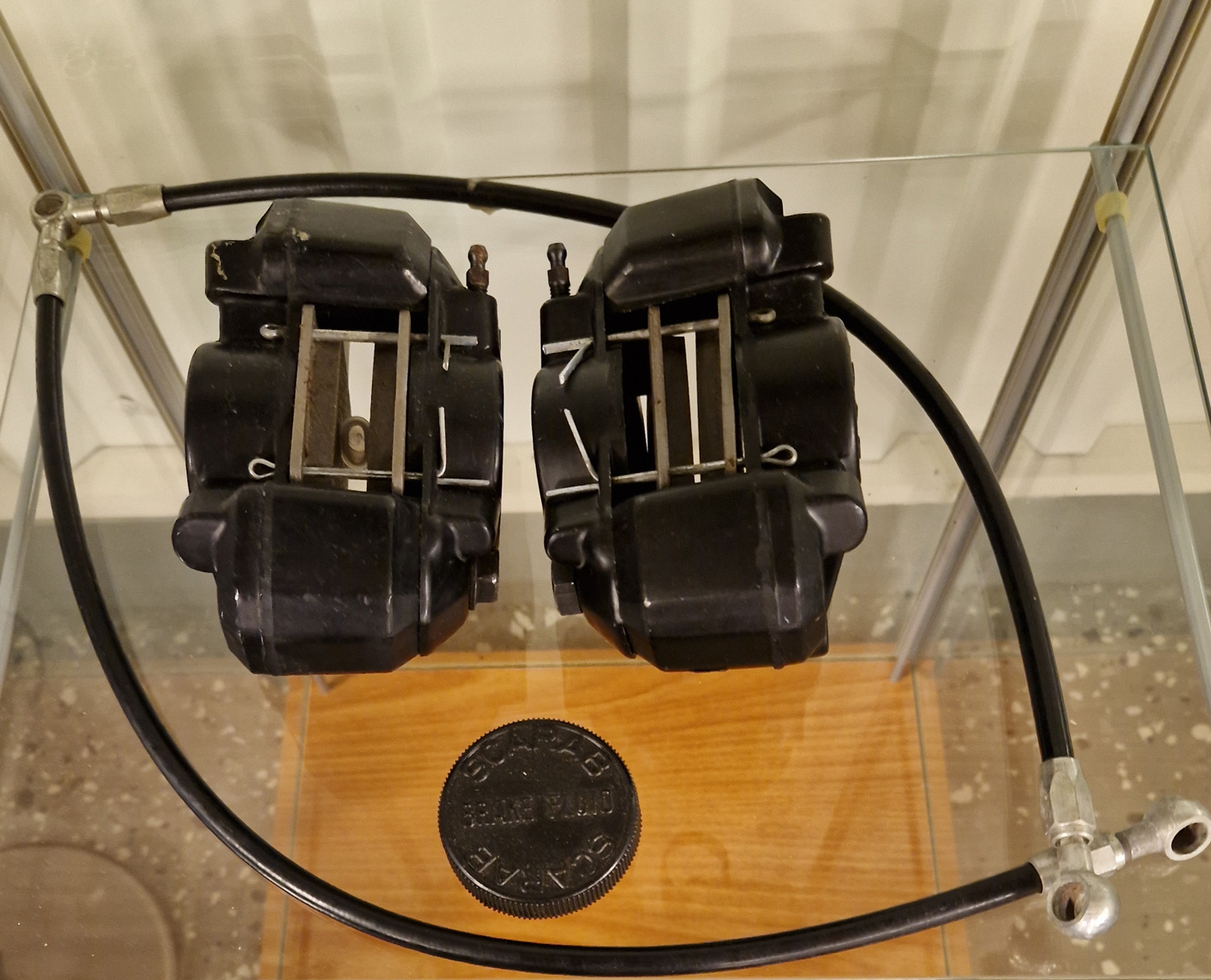Brake caliper front right/left incl pads