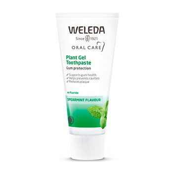 En vit tub med gröna detaljer och text där det står weleda plant gel toothpaste.