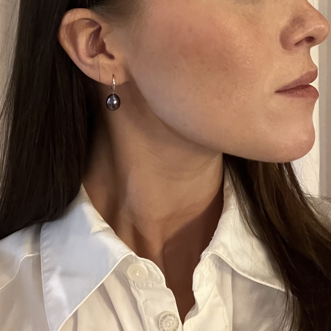 Örhängen pärla blåsvart 7 mm krok silver 