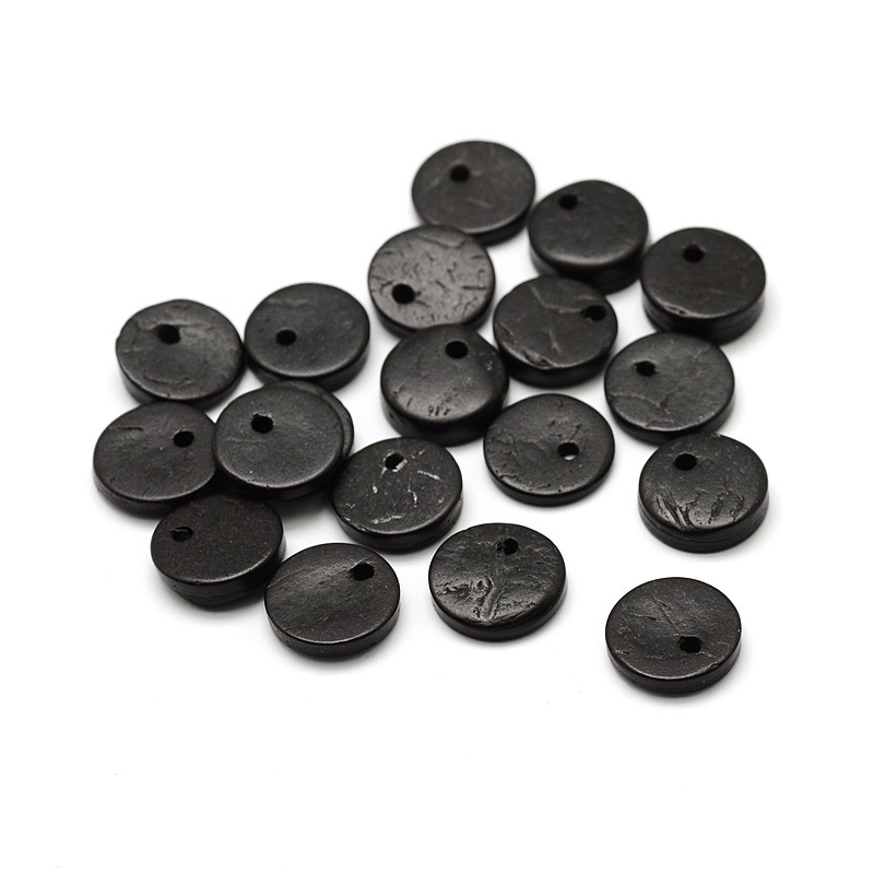 Flera runda hängen  svart kokos, kokosberlock ca 15 x 3–5 mm med hål ca 2 mm, visad i närbild.