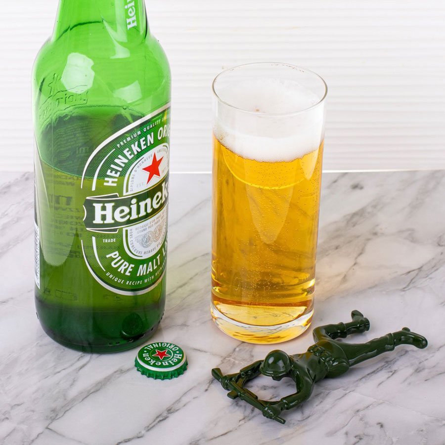 Kapsylöppnare Soldat på stenskiva med ölglas och ölflaska