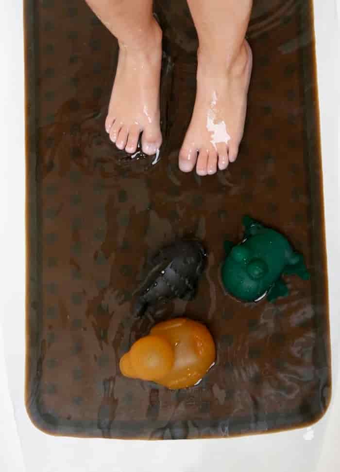 Badekarmåtte og badelegetøj lavet af naturgummi