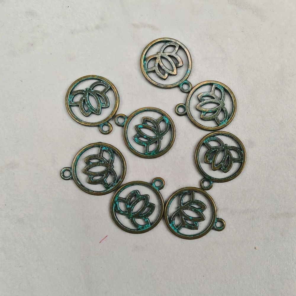 Lotusberlock 24 mm antikbrons med grön patina 8 st - 3