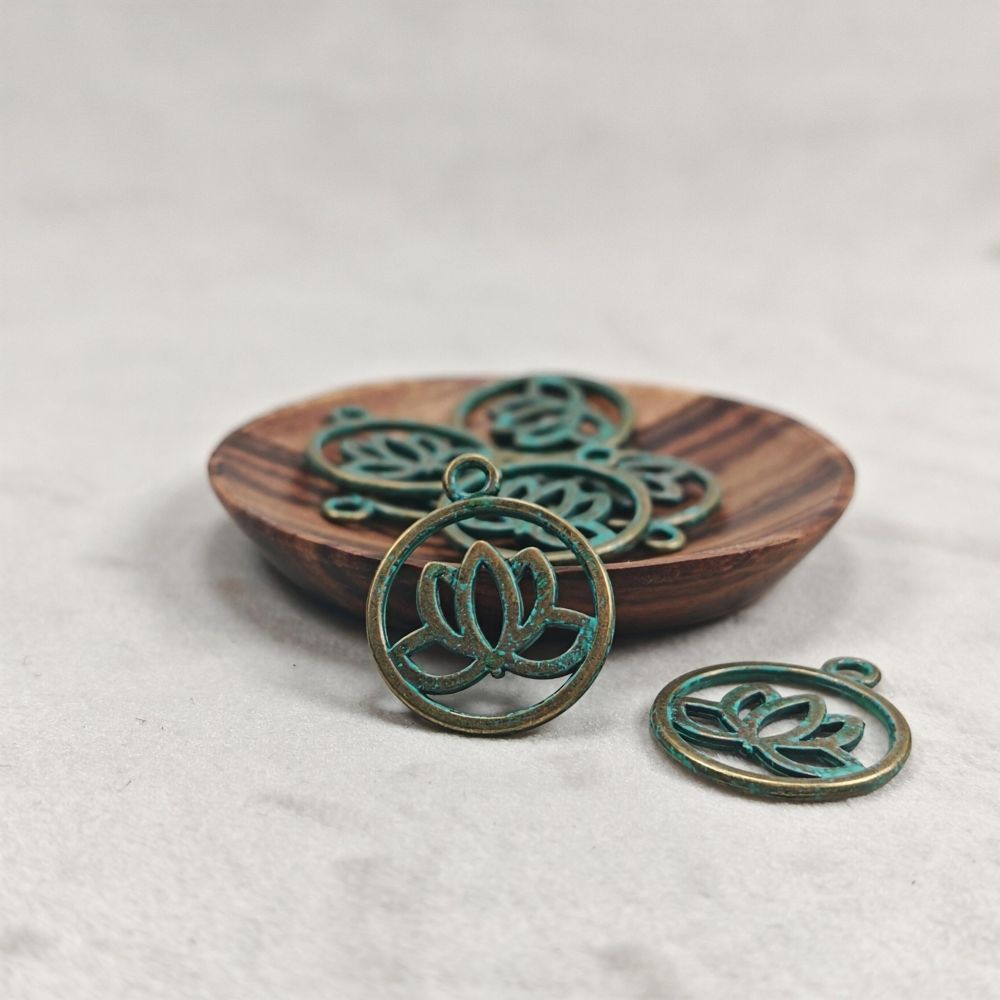 Lotusberlock 24 mm antikbrons med grön patina 8 st - 2