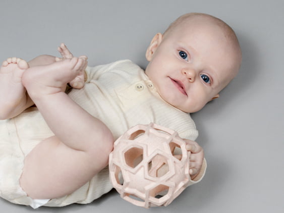 Bebis med rosa boll babyleksak