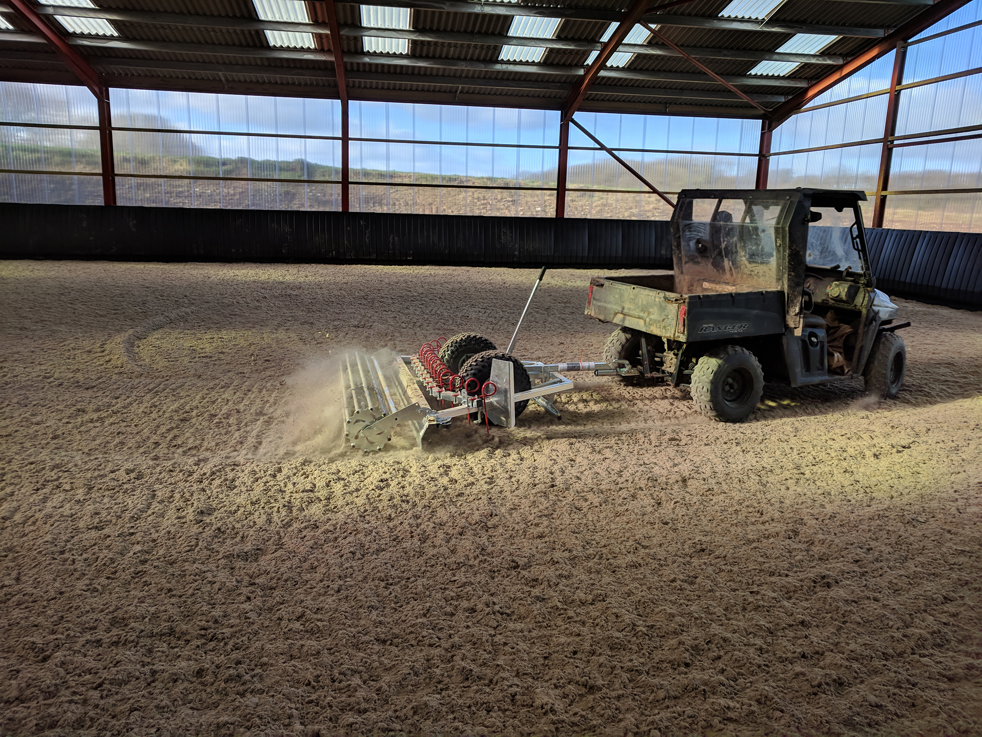 Ridbaneharv MG250 i arbete med att bearbeta ridunderlag