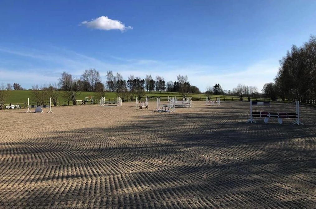 Ridbaneharv MG250 i arbete på utebana med sandunderlag