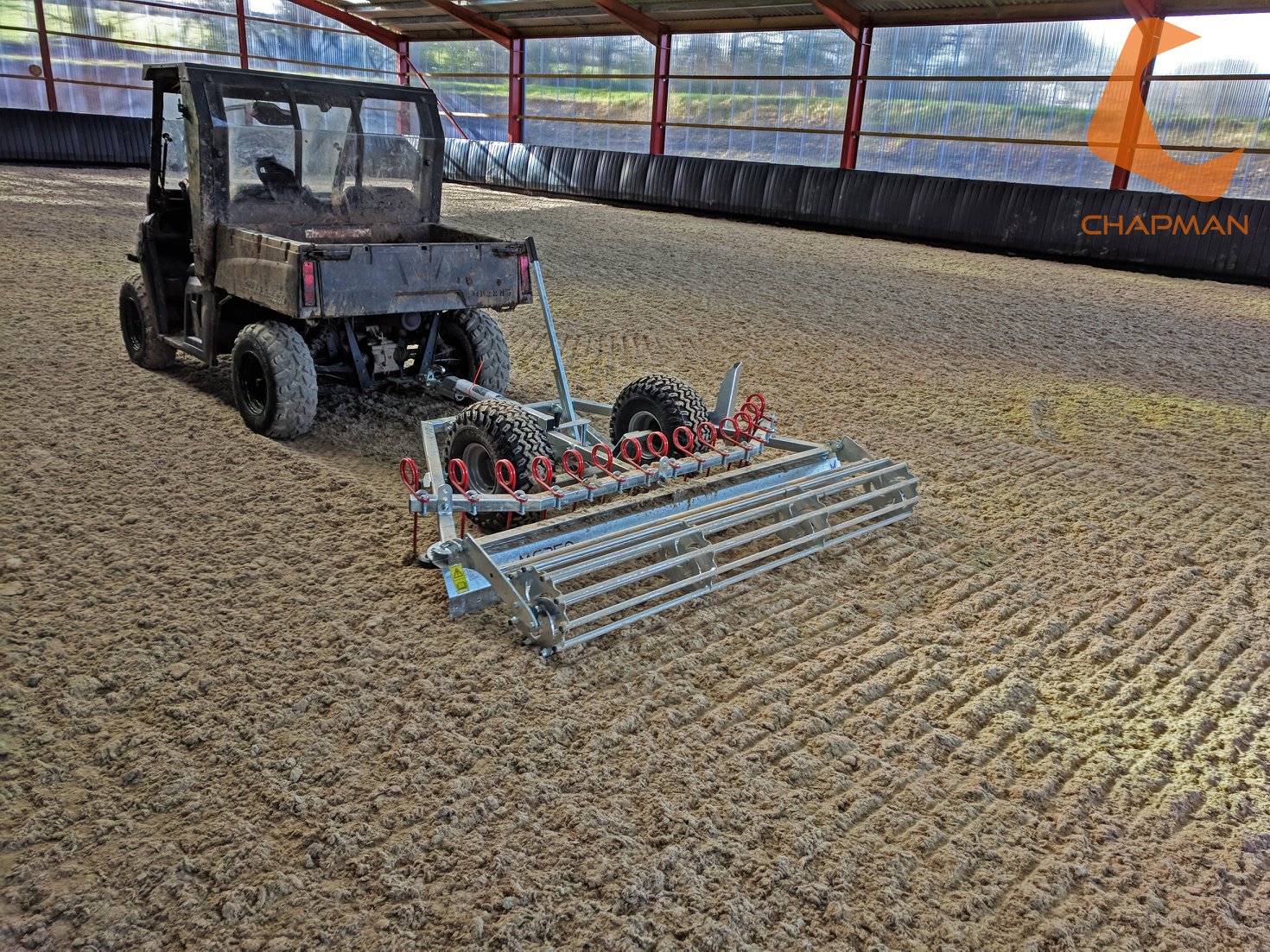 Ridbaneharv MG250 ridbaneharv och ridhusharv för fibersand, sand, kvarts och flis