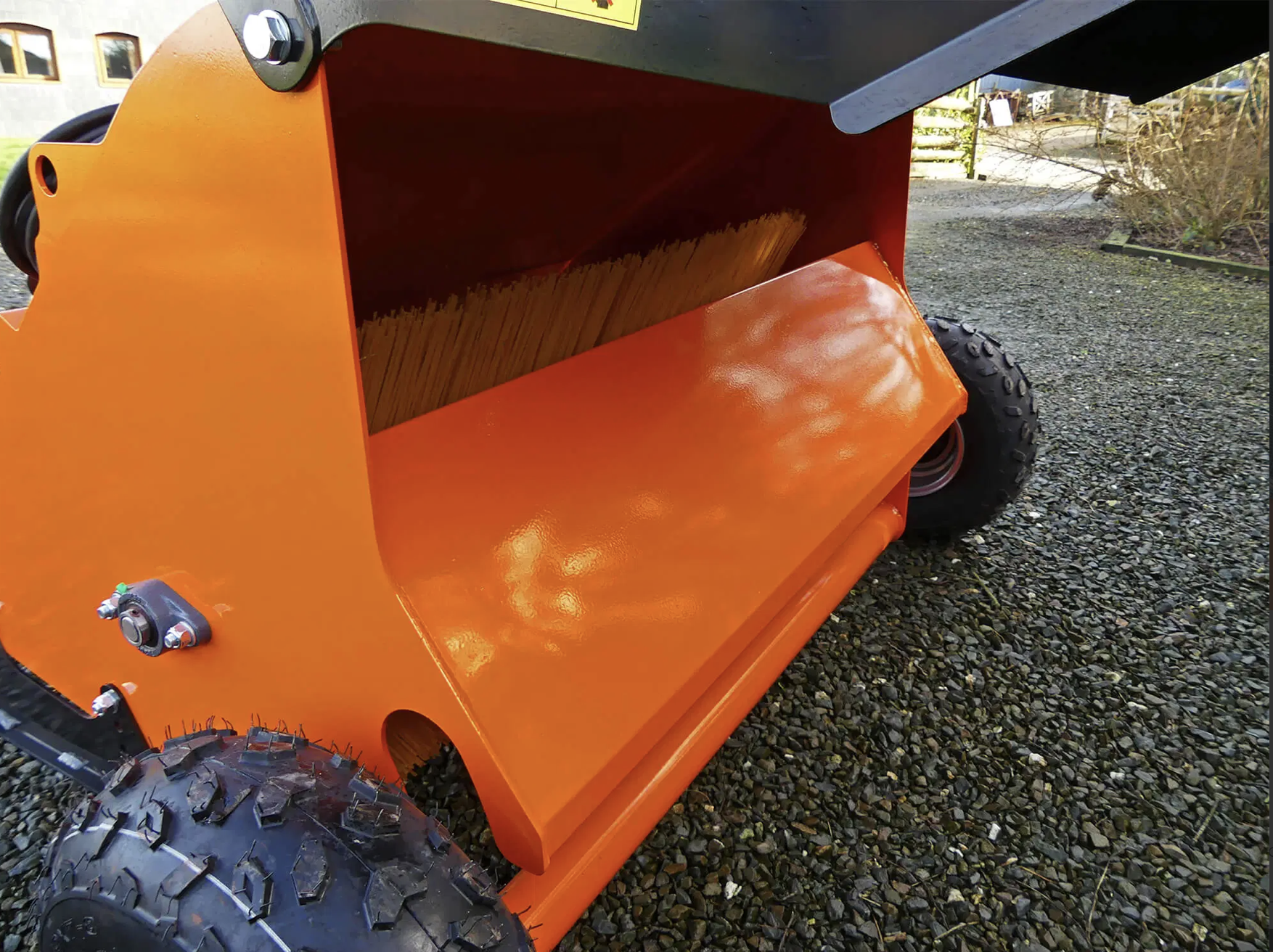 Tömning av 550 liters uppsamlare på Chapman PC120 paddock cleaner