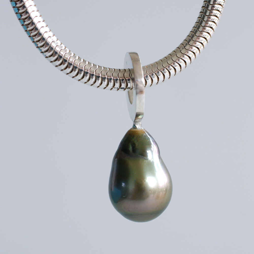 Pärla - pendant with dark Tahitian pearl om sterling silver loop