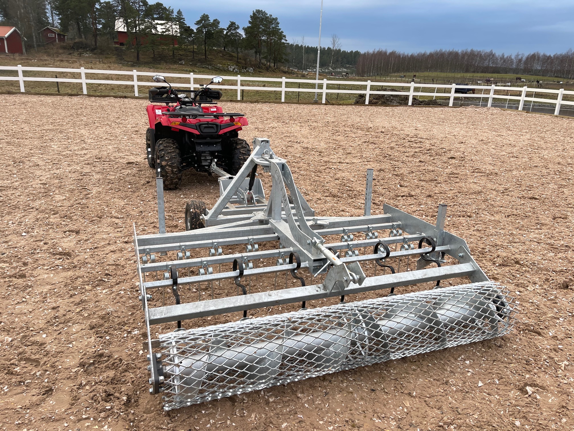 Ridbaneharv ATV FLOW från Equistore för fibersand, sand och flis