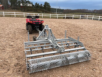 Ridbaneharv ATV FLOW från Equistore för fibersand, sand och flis