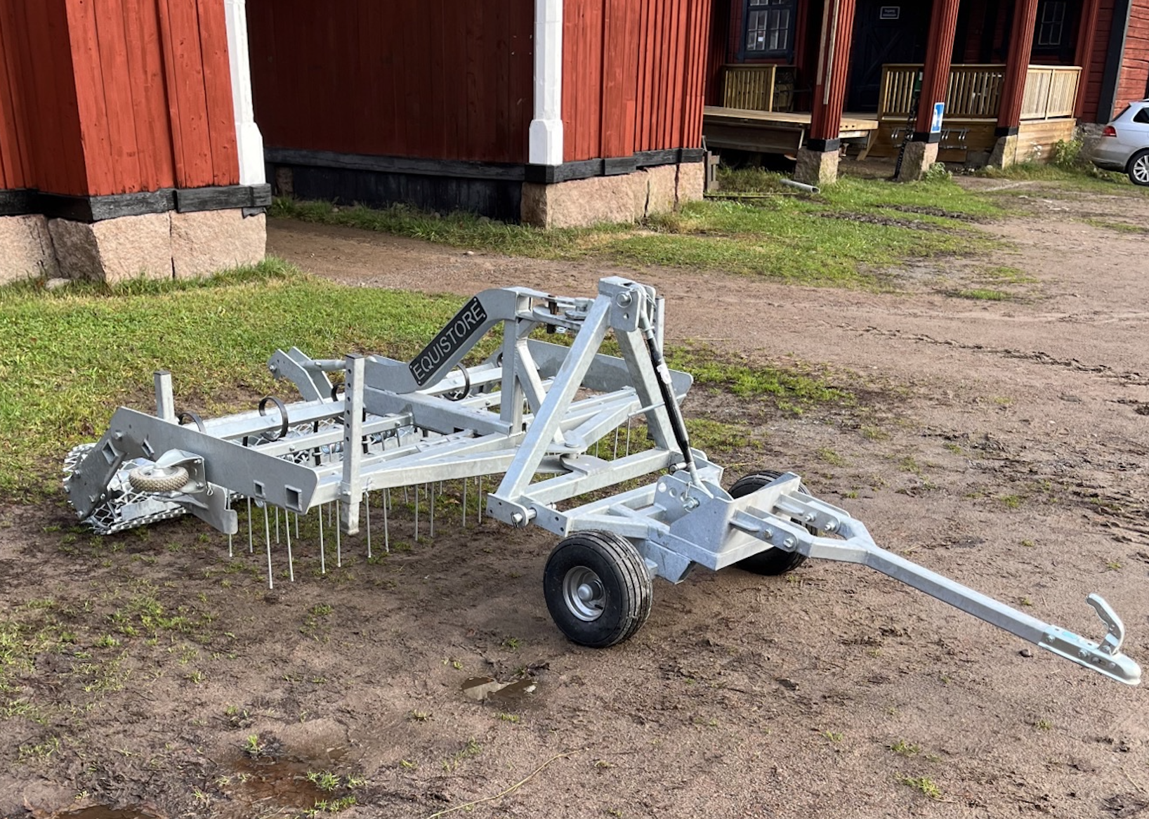 Sidovy av ridbaneharv ATV FLOW med gallervält