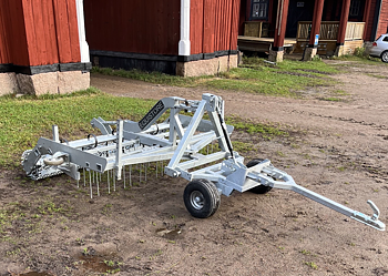 Sidovy av ridbaneharv ATV FLOW med gallervält