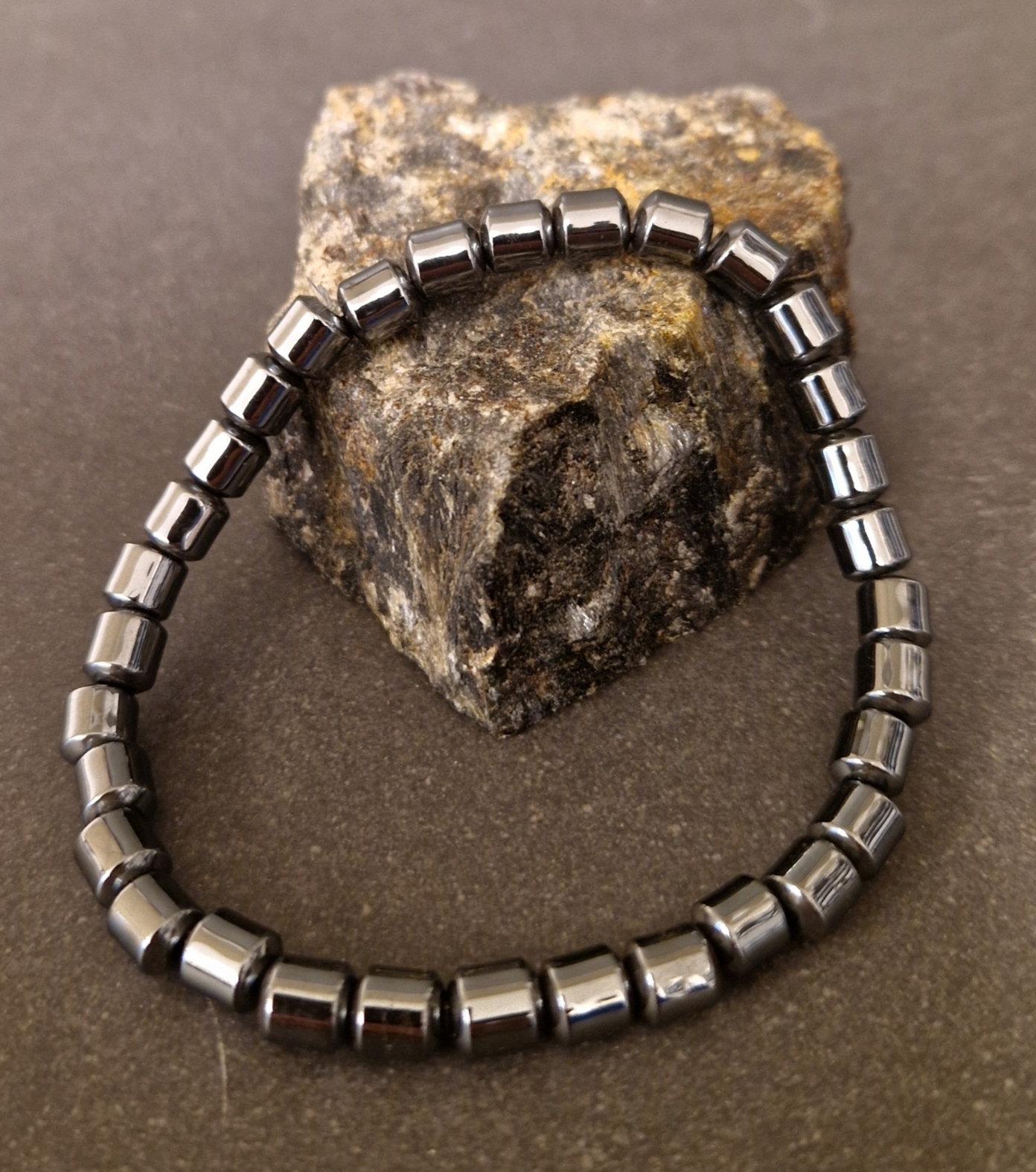 Armband med pärlor i Hematit - Cylinder