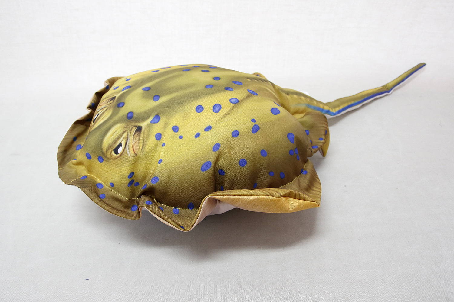 Bluespotted ribbontail ray cushion 85x45 cm