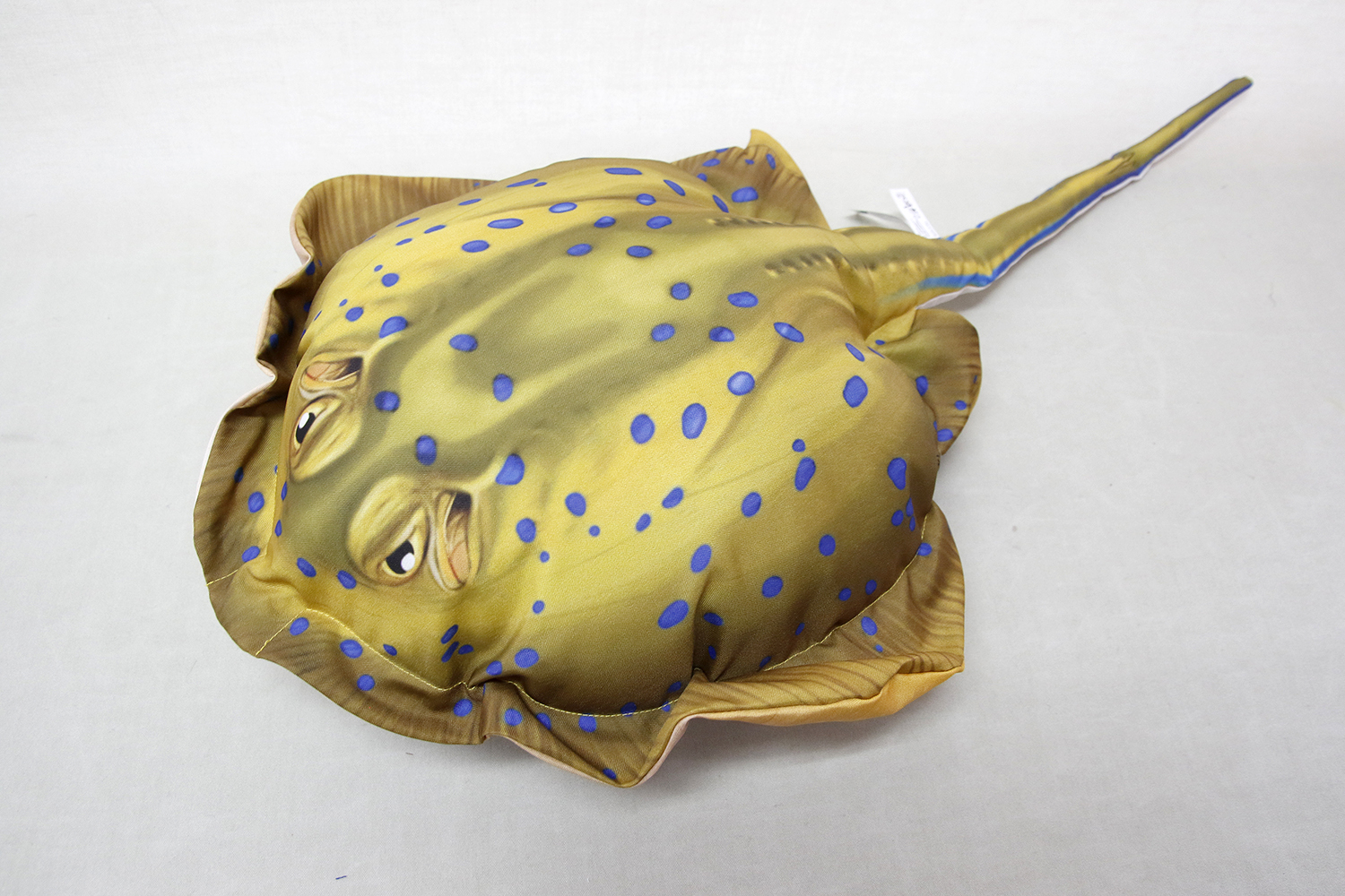 Bluespotted ribbontail ray cushion 85x45 cm - 2