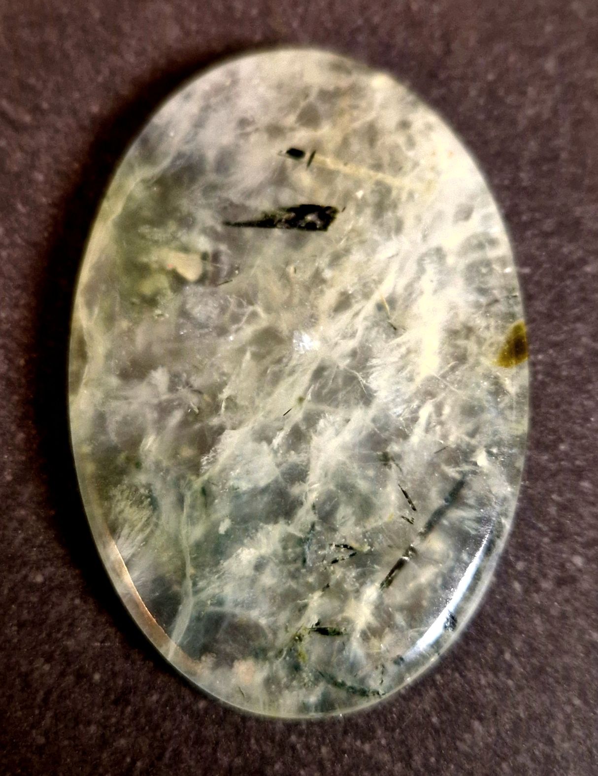 Prehnit - Cabochoner - Tre varianter