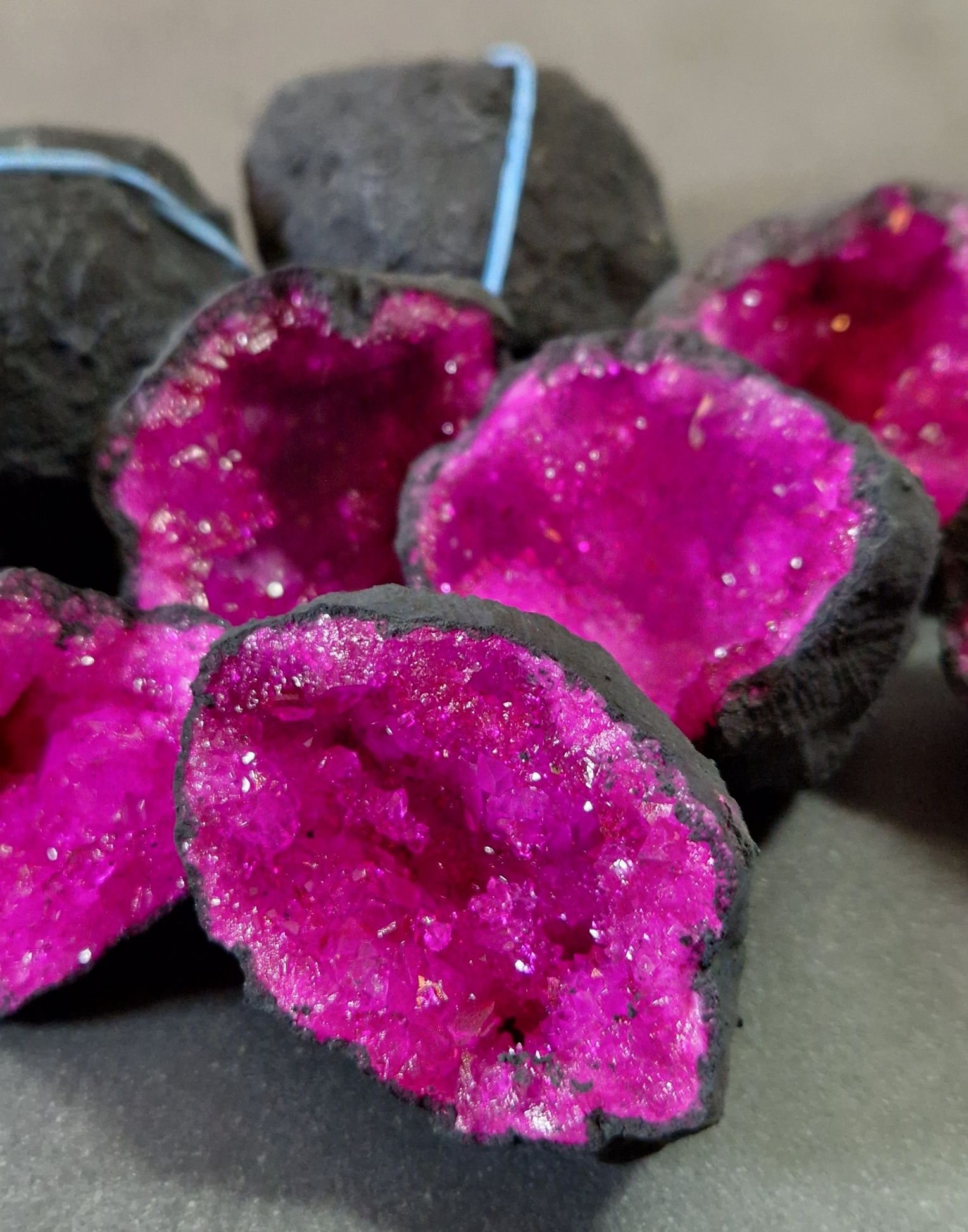 Kvarts Geod, Svart med rosa färgade kristaller - 2