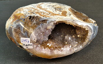 Agat Grotta med Ametistkristaller - AGGMA4