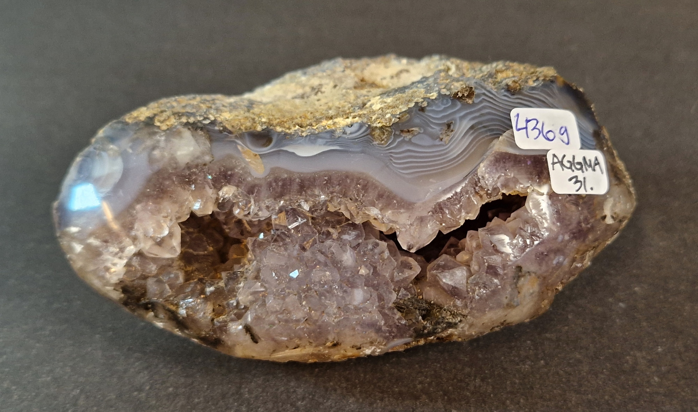 Agat Grotta med Ametistkristaller - AGGMA31